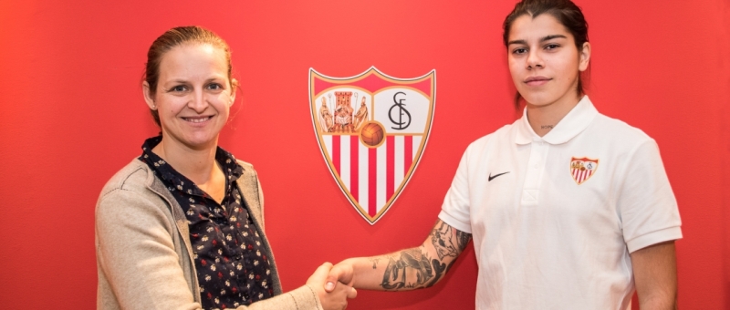 Nadya Karpova firma con el Sevilla FC